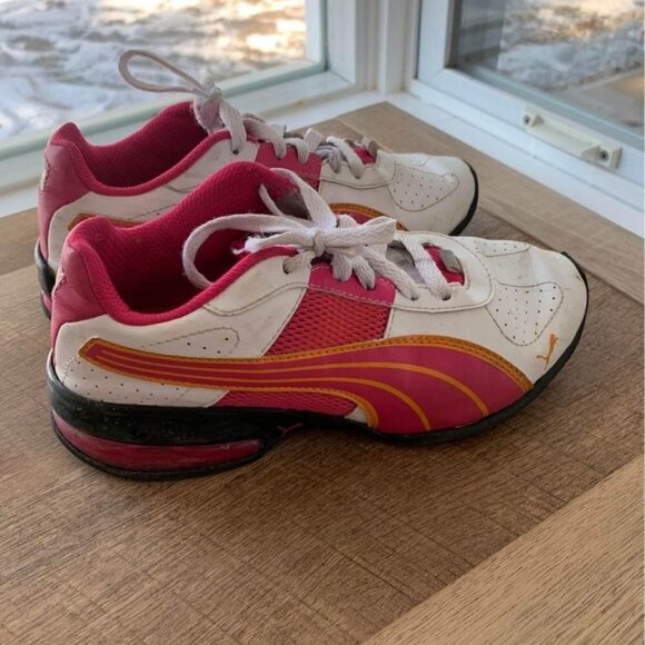 𝅺puma sneakers girls size 2.5. Leather, cushioned heel. Lots of bounce! - Picture 1 of 6